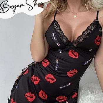 Europos ir Amerikos užsienio prekybos nauji seksualūs apatiniai fabrike. Seksualūs raudonų lūpų rašto naktinukai moterims su padalintais dirželiais. Sandėlyje.