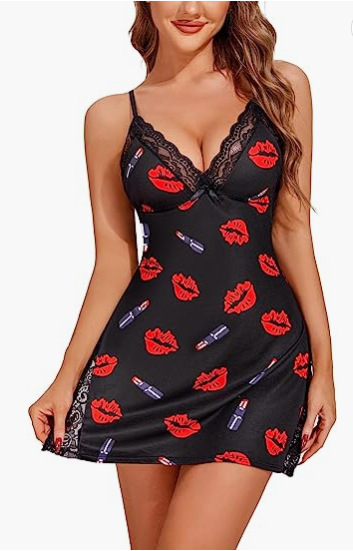 Europos ir Amerikos užsienio prekybos nauji seksualūs apatiniai fabrike. Seksualūs raudonų lūpų rašto naktinukai moterims su padalintais dirželiais. Sandėlyje.