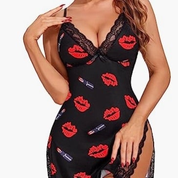 Europos ir Amerikos užsienio prekybos nauji seksualūs apatiniai fabrike. Seksualūs raudonų lūpų rašto naktinukai moterims su padalintais dirželiais. Sandėlyje.