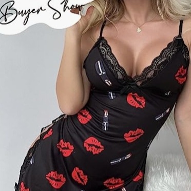 Europos ir Amerikos užsienio prekybos nauji seksualūs apatiniai fabrike. Seksualūs raudonų lūpų rašto naktinukai moterims su padalintais dirželiais. Sandėlyje.