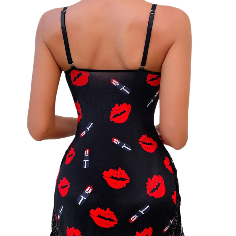 Europos ir Amerikos užsienio prekybos nauji seksualūs apatiniai fabrike. Seksualūs raudonų lūpų rašto naktinukai moterims su padalintais dirželiais. Sandėlyje.