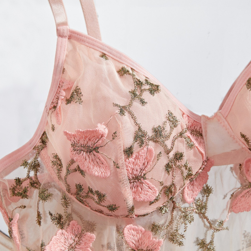 Mielos merginos tyro geismo seksualios artimosios, išskirtinis drugeliu siuvinėtas petnešų sijonas, permatomi seksualūs naktinukai ir apatiniai.