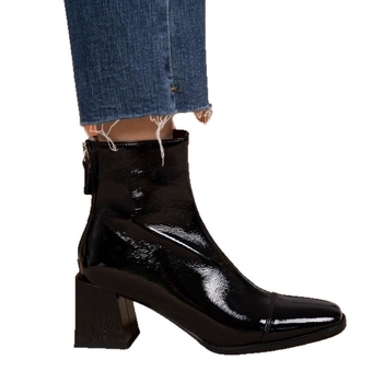 Kratke čizme s visokom petom u francuskom stilu za žene, čizme s debelom petom prekrivene kožom, nove profesionalne modne čizme od lakirane kože za jesen i zimu 2025.
