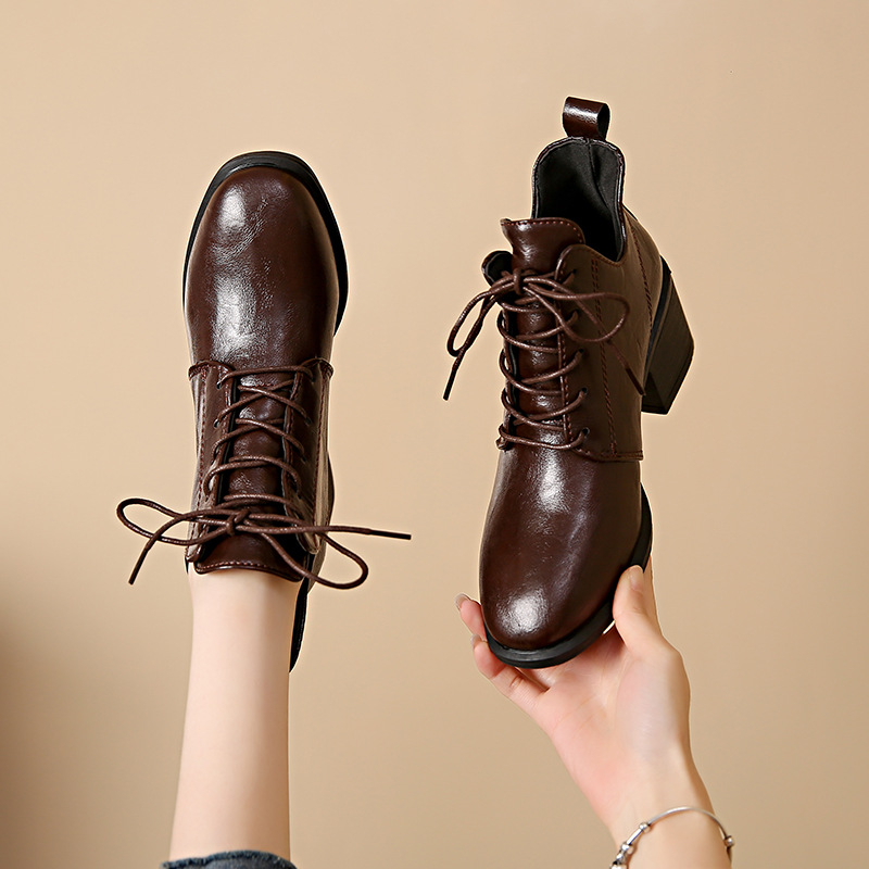 Čizme velikih veličina za vanjsku trgovinu, jesen 2025., nove britanske čizme na vezanje, špicaste vrhove, debele pete, kratke čizme za žene