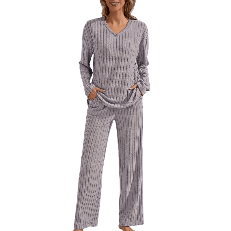 Sügis-talvine vertikaalse mustriga plüüsist pikkade varrukatega V-kaelusega pluus koos vabaaja pükstega, kaheosaline kodune pidžaamakomplekt, vabaaja ja mugav