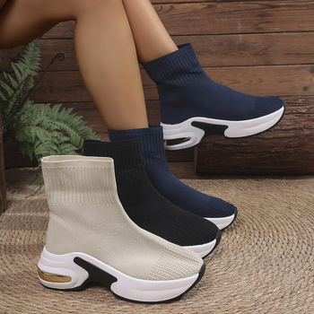 Sieviešu auguma palielinoši zābaki 2025. gada rudens un ziemas sezonai. Jauni sieviešu zābaki, elastīgas, adītas sporta ikdienas zeķes, īsi zābaki līdz pusceļam.