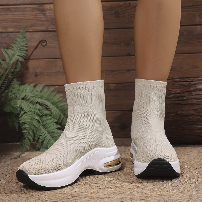 Sieviešu auguma palielinoši zābaki 2025. gada rudens un ziemas sezonai. Jauni sieviešu zābaki, elastīgas, adītas sporta ikdienas zeķes, īsi zābaki līdz pusceļam.