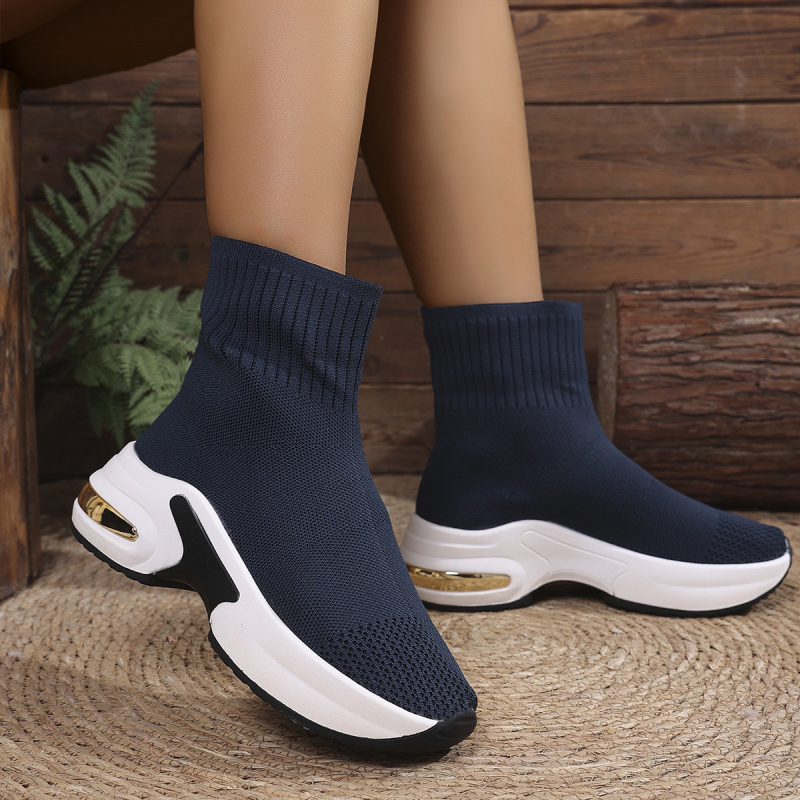 Sieviešu auguma palielinoši zābaki 2025. gada rudens un ziemas sezonai. Jauni sieviešu zābaki, elastīgas, adītas sporta ikdienas zeķes, īsi zābaki līdz pusceļam.