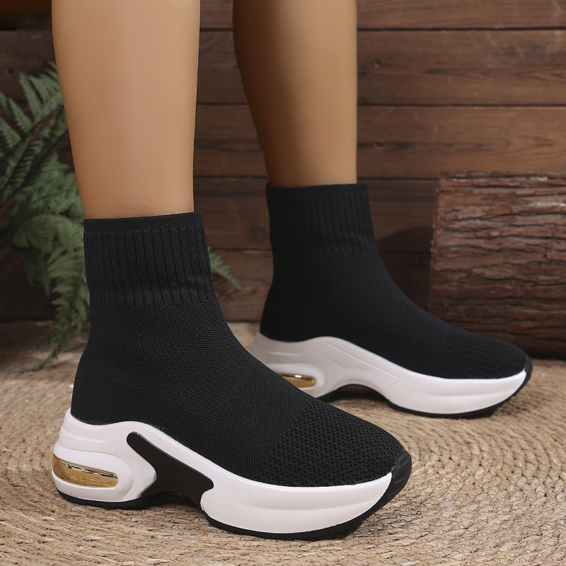 Sieviešu auguma palielinoši zābaki 2025. gada rudens un ziemas sezonai. Jauni sieviešu zābaki, elastīgas, adītas sporta ikdienas zeķes, īsi zābaki līdz pusceļam.