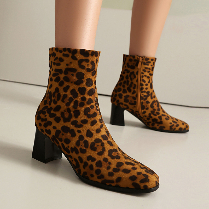 Νέες βρετανικές φθινοπωρινές και χειμερινές γυναικείες μπότες 2024 με λεοπάρ μοτίβο, κοντές μπότες martin, χοντρές ψηλοτάκουνες μπότες, μπότες εξωτερικού εμπορίου μεγέθους 40-44 plus
