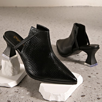 Sandale cu temperament și simț al modei europene și americane, pentru primăvara și vara 2025, în stil britanic, cu toc gros și ascuțit, noi