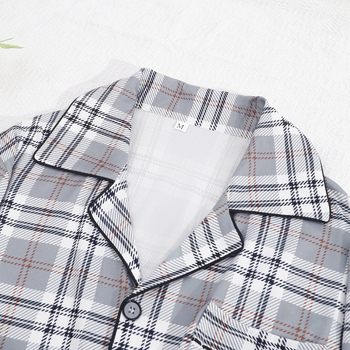 Vyriškas laisvas didelių dydžių megztinis su pižama, ilgomis rankovėmis, šviesiai pilkas, languotas pavasario ir rudens namų aprangos komplektas