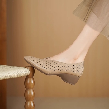 Γνήσια δερμάτινα παπούτσια για γυναίκες με τακούνι σφήνας για άνοιξη και καλοκαίρι, νέα, μυτερά δάχτυλα, χοντρή σόλα, μεσαίο τακούνι, ρετρό, ρηχά, φλατ παπούτσια από μαλακό δέρμα