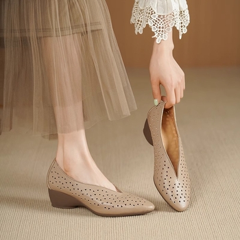 Γνήσια δερμάτινα παπούτσια για γυναίκες με τακούνι σφήνας για άνοιξη και καλοκαίρι, νέα, μυτερά δάχτυλα, χοντρή σόλα, μεσαίο τακούνι, ρετρό, ρηχά, φλατ παπούτσια από μαλακό δέρμα