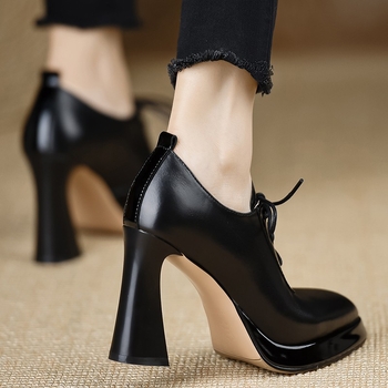 Μοντέρνα παπούτσια μονής στρώσης από δέρμα pu με βαθύ στόμα, μυτερά ψηλοτάκουνα γυναικεία, σε ασορτί χρώμα 2025, με κορδόνια, αδιάβροχη πλατφόρμα, χοντρό τακούνι, χοντρό κάτω μέρος, καινούργια