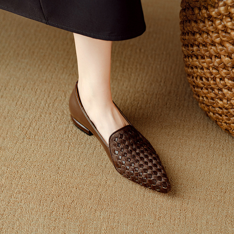 Jesen 2024. Nove vintage špicaste smeđe ravne cipele od pletene kravlje kože s konjskom dlakom, plitkim mekim potplatom za žene