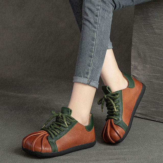 Retro ručno izrađene mekane kožne sandale za žene 2025. proljeće i ljeto, nove plisirane ravne cipele s izrezom i mekim potplatom, ravna peta i veliki prsti