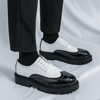 Vyriški, britiško stiliaus, baltos ir juodos spalvos, derantys laisvalaikio bateliai fotostudijai, jaunikio bateliai, didenybė, siuvami tarp sienų.