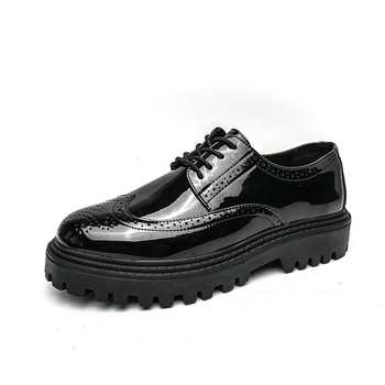 Vyriški, britiško stiliaus, baltos ir juodos spalvos, derantys laisvalaikio bateliai fotostudijai, jaunikio bateliai, didenybė, siuvami tarp sienų.