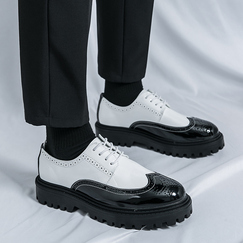 Vyriški, britiško stiliaus, baltos ir juodos spalvos, derantys laisvalaikio bateliai fotostudijai, jaunikio bateliai, didenybė, siuvami tarp sienų.