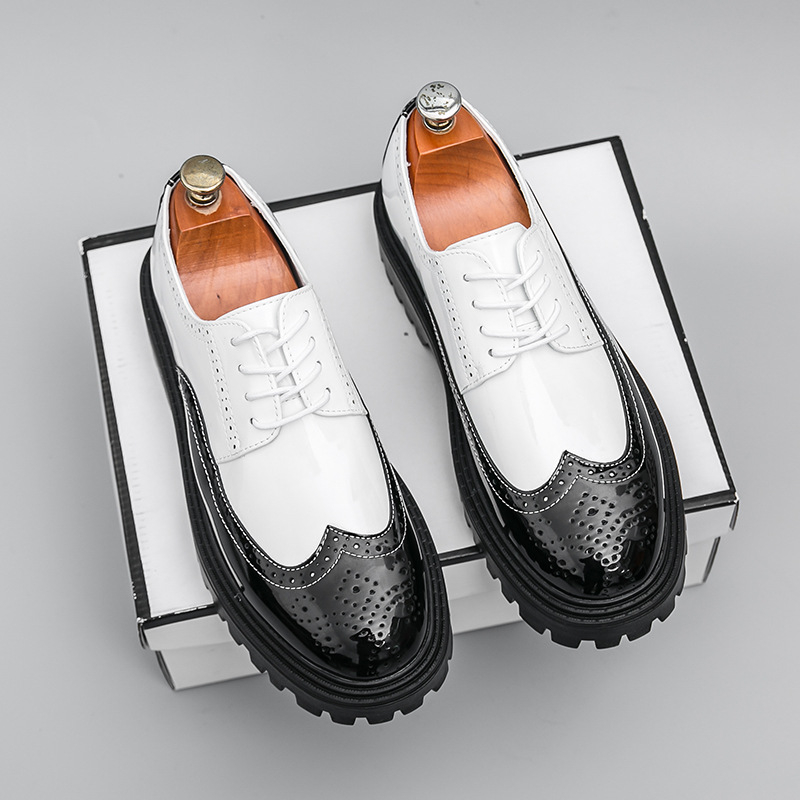 Vyriški, britiško stiliaus, baltos ir juodos spalvos, derantys laisvalaikio bateliai fotostudijai, jaunikio bateliai, didenybė, siuvami tarp sienų.