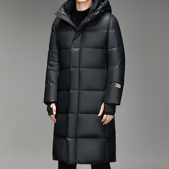 Ilga, virš kelių siekianti, juodai auksinė, aštuonių tinklelių pūkinė striukė vyrams ir moterims, to paties stiliaus su kepure, stora balta žąsų pūkinė striukė su vilnos pamušalu.