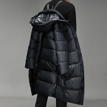 Ilga, virš kelių siekianti, juodai auksinė, aštuonių tinklelių pūkinė striukė vyrams ir moterims, to paties stiliaus su kepure, stora balta žąsų pūkinė striukė su vilnos pamušalu.