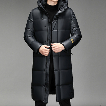 Ilga, virš kelių siekianti, juodai auksinė, aštuonių tinklelių pūkinė striukė vyrams ir moterims, to paties stiliaus su kepure, stora balta žąsų pūkinė striukė su vilnos pamušalu.