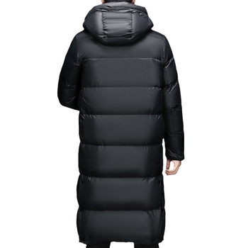 Ilga, virš kelių siekianti, juodai auksinė, aštuonių tinklelių pūkinė striukė vyrams ir moterims, to paties stiliaus su kepure, stora balta žąsų pūkinė striukė su vilnos pamušalu.