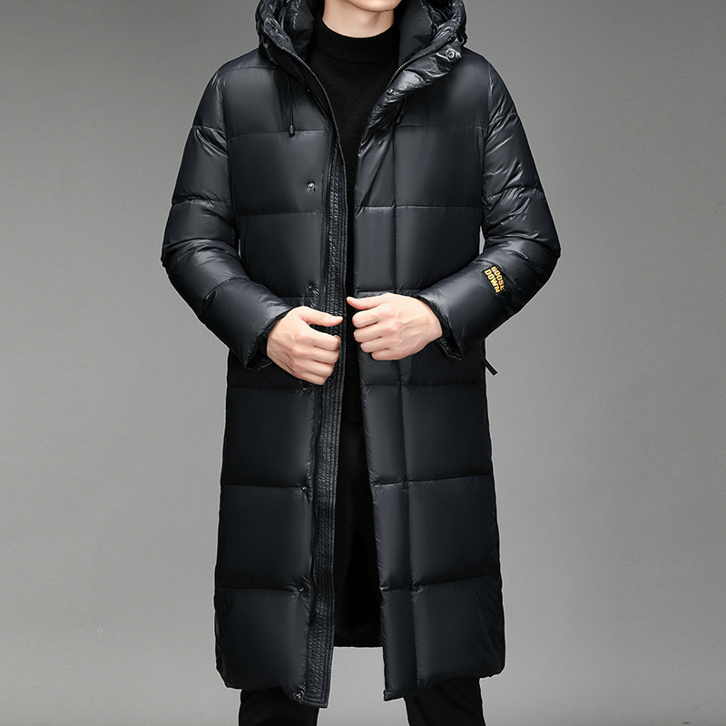 Ilga, virš kelių siekianti, juodai auksinė, aštuonių tinklelių pūkinė striukė vyrams ir moterims, to paties stiliaus su kepure, stora balta žąsų pūkinė striukė su vilnos pamušalu.