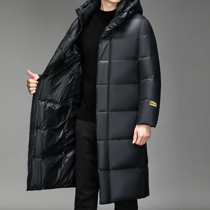 Ilga, virš kelių siekianti, juodai auksinė, aštuonių tinklelių pūkinė striukė vyrams ir moterims, to paties stiliaus su kepure, stora balta žąsų pūkinė striukė su vilnos pamušalu.