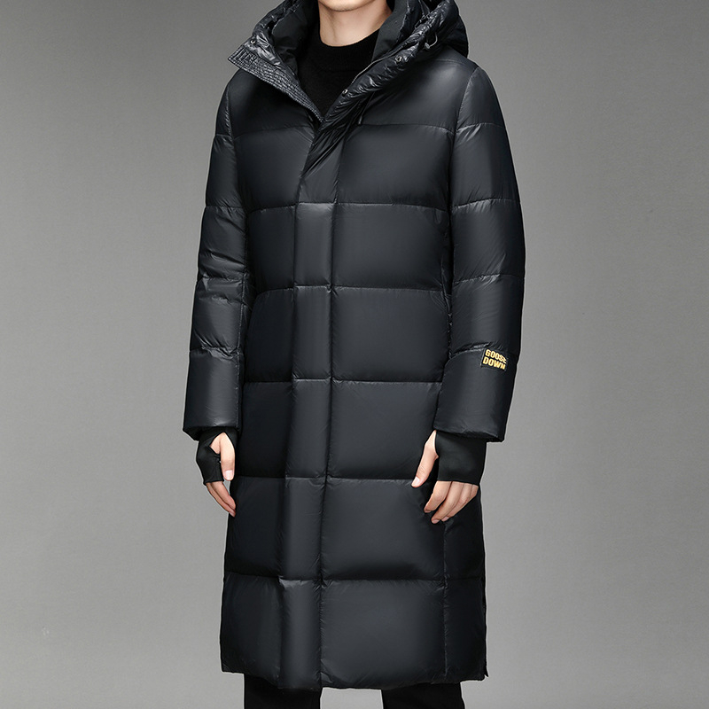 Ilga, virš kelių siekianti, juodai auksinė, aštuonių tinklelių pūkinė striukė vyrams ir moterims, to paties stiliaus su kepure, stora balta žąsų pūkinė striukė su vilnos pamušalu.