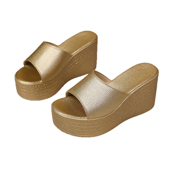 Μικρές ψηλοτάκουνες εξωτερικές παντόφλες 2025 Καλοκαίρι Νέες ευρωπαϊκές και αμερικανικές παντόφλες με χοντρή σόλα Μοντέρνες παντόφλες παραλίας