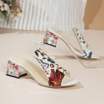 Ευρωπαϊκό και αμερικανικό στυλ για μεγάλα μεγέθη, μοντέρνα σανδάλια και παντόφλες με χοντρό τακούνι, γυναικεία παπούτσια με στάμπα λουλουδιών και μεσαίο τακούνι