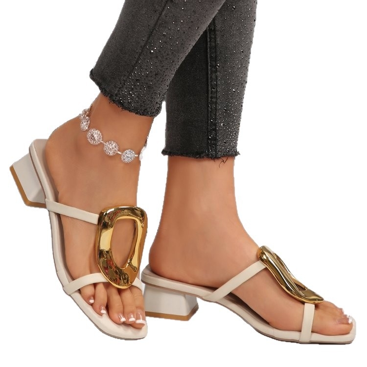 2025 Export transfrontalier Flip-flops de mărime mare cu vârf pătrat și vârf deschis pentru îmbrăcăminte exterioară Flip-flops Sandale plate cu cataramă metalică de nișă