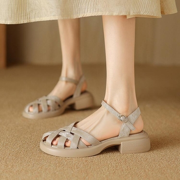 Γυναικεία σανδάλια Baotou New Stylish 2024, φλατ, με μεσαίο τακούνι, χοντρή σόλα, πλεκτή αγκράφα και κόψιμο.