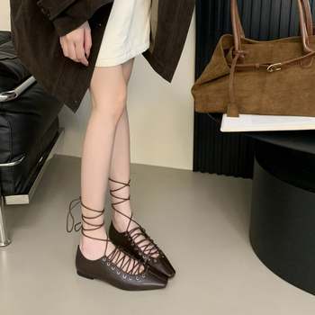 Γαλλικά, πολυτελή, μικρά δερμάτινα παπούτσια του 2025, με τετράγωνη μύτη, χαμηλό τακούνι και ρετρό λουράκια, γυναικεία, καλοκαιρινά, μαλακή σόλα