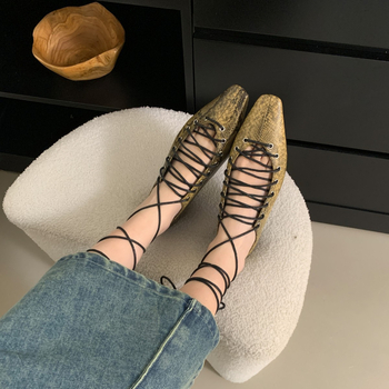 Γαλλικά, πολυτελή, μικρά δερμάτινα παπούτσια του 2025, με τετράγωνη μύτη, χαμηλό τακούνι και ρετρό λουράκια, γυναικεία, καλοκαιρινά, μαλακή σόλα