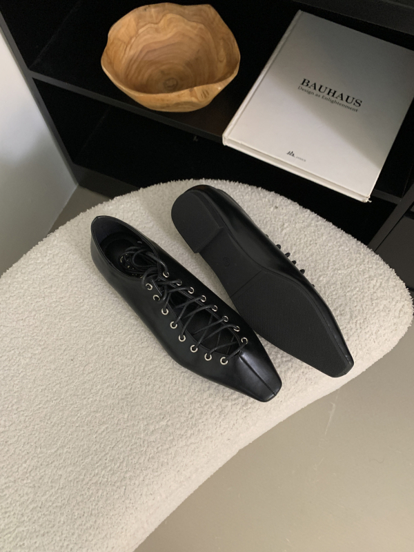 Francuske nišne luksuzne male kožne cipele 2025. s kvadratnim vrhom, niskom petom, retro remenčićem, rimske cipele za žene, ljetne, s mekim potplatom