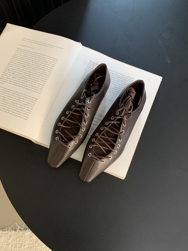 Francuske nišne luksuzne male kožne cipele 2025. s kvadratnim vrhom, niskom petom, retro remenčićem, rimske cipele za žene, ljetne, s mekim potplatom