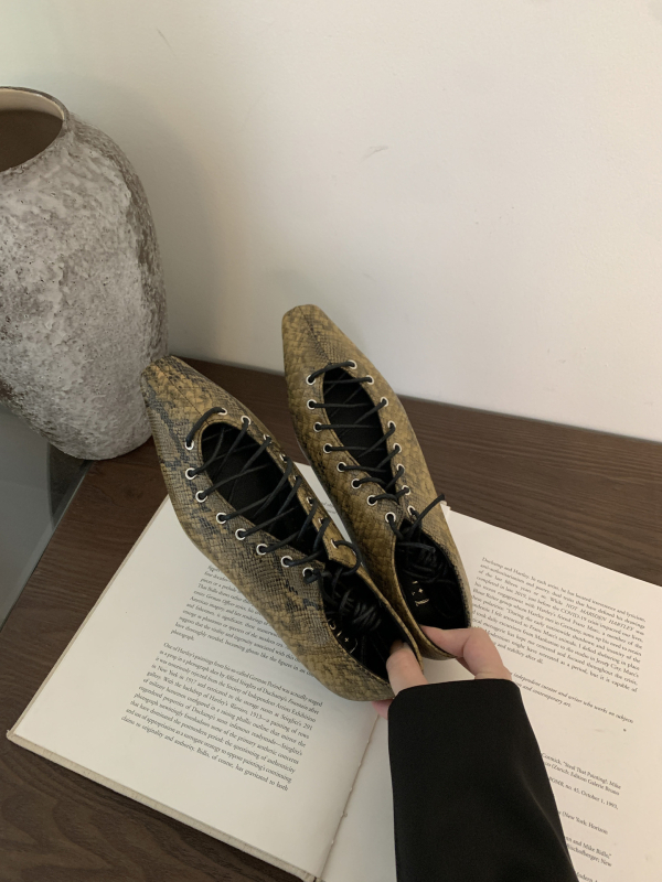 Francuske nišne luksuzne male kožne cipele 2025. s kvadratnim vrhom, niskom petom, retro remenčićem, rimske cipele za žene, ljetne, s mekim potplatom