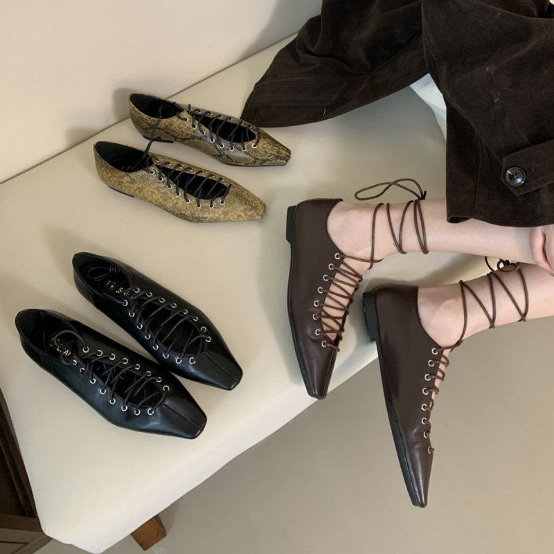 Francuske nišne luksuzne male kožne cipele 2025. s kvadratnim vrhom, niskom petom, retro remenčićem, rimske cipele za žene, ljetne, s mekim potplatom