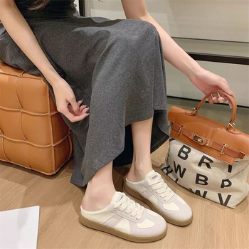 Korejski stil stopala male retro njemačke tenisice za trening 2025. ženske vanjske cipele ljetne nove lijene slip-on Baotou papuče za polovicu, moderne