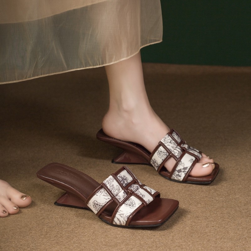 Sandale za žene Ljeto 2025 Novi stil sa suknjom, štikle, visoke pete, moderne jednolinijske sandale, sandale velikih veličina