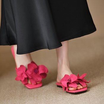 Nove ljetne sandale s crvenom ružom i kvadratnom glavom za žene, stražnje prazne, ležerne, jednostavne i modne, ravne.