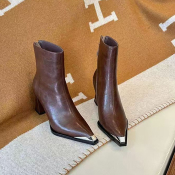 Metalne čizme s visokom petom, otporne na sudare, za žene, nove europske i američke čizme s debelom petom i patentnim zatvaračem straga, svestrane modne čizme iz 2025.