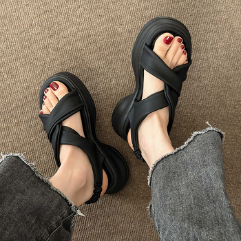 Μικρά σανδάλια με χοντρή σόλα και πλατφόρμα, με τρύπες στα δάχτυλα για γυναίκες, καλοκαίρι 2025, νέα, casual, κορεάτικα στυλ, ελαστικά παπούτσια με τακούνι σφήνας