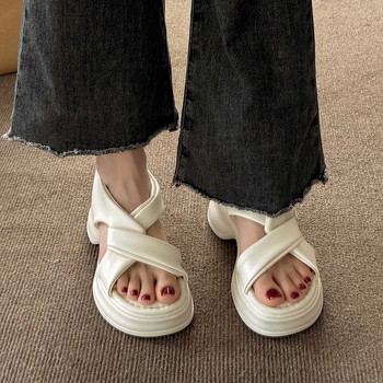 Μικρά σανδάλια με χοντρή σόλα και πλατφόρμα, με τρύπες στα δάχτυλα για γυναίκες, καλοκαίρι 2025, νέα, casual, κορεάτικα στυλ, ελαστικά παπούτσια με τακούνι σφήνας