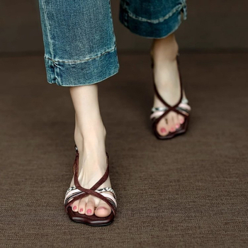 Μοντέρνα σανδάλια με ανοιχτά δάχτυλα σε ασορτί χρώματα για γυναίκες 2025 καλοκαίρι ρετρό με χοντρό τακούνι, ρωμαϊκά τετράγωνα δάχτυλα, λεπτά λουράκια και ψάρι-στόμα