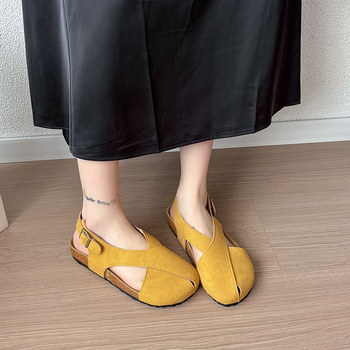 Γυναικεία φλατ σανδάλια Birkenstocks με ρετρό λευκά λουράκια και σταυρωτό λουράκι για το καλοκαίρι του 2025, από δέρμα σε ματ απόχρωση.